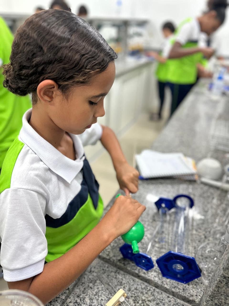 Alunos da Escola Bilíngue Municipal com orientação em Agronegócio e Turismo Rural  de São Vicente participam de aulas práticas nos laboratórios e no campo